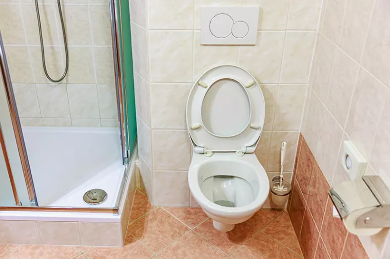 Carreler autour d’un WC suspendu sans le démonter, Feurs, BB Décors